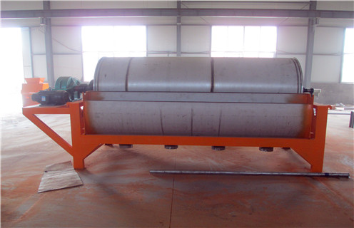 倡導(dǎo)綠色鉀長石磁選機_倡導(dǎo)綠色鉀長石磁選機磁場一般為多少_磁塊如何排列，越來越多的“跨界者”開始搶占環(huán)保市場。鉀長石緊跟環(huán)保步伐，發(fā)展成為環(huán)保企業(yè)。通過環(huán)保發(fā)展、創(chuàng)新發(fā)展，從而提升企業(yè)自身能力，提高企業(yè)在市場中的競爭力。鉀長石專用磁選機磁場穩(wěn)定，磁力強，除鐵效果好，永磁磁系，維護費用低，最重要的是這是一款節(jié)能環(huán)保設(shè)備。 一、倡導(dǎo)綠色鉀長石磁選機_倡導(dǎo)綠色鉀長石磁選機磁場一般為多少_磁塊如何排列 1、長石是由硅氧四面體組成架狀構(gòu)造的鉀、鈉、鈣鋁硅酸鹽礦物。其主要成份為Si02、A1203、K20、Na20、CaO、MgO是制造業(yè)的重要原料，廣泛應(yīng)用于化工、磨料、玻璃纖維、電焊條、搪瓷及填料等行業(yè)。 2、由于長石中的鐵礦物、云母和石榴子石等都具有一定的磁性，因此在外加磁場的作用下可與長石分離。一般地，長石中的鐵礦物、云母等磁性較弱，只有采用強磁選設(shè)備才能獲得較好的分選效果。而鉀長石除鐵專用磁選機就是在這種形勢下得到廣泛推廣應(yīng)用的。 二、倡導(dǎo)綠色鉀長石磁選機_倡導(dǎo)綠色鉀長石磁選機磁場一般為多少_磁塊如何排列 1、具有較高磁感應(yīng)強度，磁系全部使用釹鐵硼磁性材料，能實現(xiàn)較高的回收率，以達到粗選或掃選的目的。 2、小極距、多磁極交變磁系設(shè)計，能在選礦過程中有效防止機械夾雜。 3、永磁鐵做磁源，磁場穩(wěn)定，磁力強，節(jié)能環(huán)保、選礦效果好。 4、物料不粘筒，工作流暢，處理量大，不會對環(huán)境造成破壞。 立足當(dāng)下，展望未來，節(jié)能環(huán)保將是磁選機企業(yè)的發(fā)展趨勢。環(huán)保發(fā)展成為走出去新的領(lǐng)域，走出去對于很多環(huán)保企業(yè)而言或許是新的選擇。專家指出盲目入場、沒有技術(shù)和資本能力的企業(yè)將在“大洗牌”中出局。 &emsp;