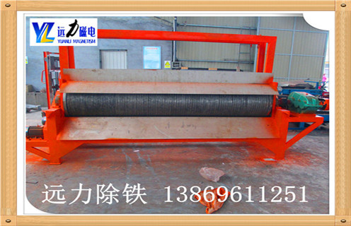 1.濕式磁選機如何選擇  　　1.1 濕式磁選機有三種槽體：順流槽體.逆流槽體.半逆流槽體.不一樣槽體對于物料的精細(xì)度的工作也不一樣,這個詳細(xì)的選擇還要依據(jù)周身環(huán)境的,地質(zhì)及物料的特色,然后結(jié)合自然條件選擇再依據(jù)設(shè)備的特色進(jìn)行選擇,防止出現(xiàn)"不適應(yīng)"運作疑問出現(xiàn).  　　2.濕式磁選機三種槽體的特色：    順流式濕式磁選機相對逆流式和半流式的槽體來說,它的處理才能大,順流式槽體適宜于處理較粗粒度的強磁性物料的粗選和精選.順流式磁選機有一個需要特色留意的地方即是：一定嚴(yán)厲的操控給礦的粒度,不能過大或許過小,過大的時分脈石與磁性物體別離不開,磁性礦粒簡單損失于尾礦,會下降精礦的質(zhì)量  　　3.濕式永磁磁選機的三種形式工作狀態(tài)  　　3.1順流式槽體濕式磁選機可以完成連體機工作,進(jìn)步精礦的質(zhì)量.  　　3.2 逆流式磁選機適宜于細(xì)粒強磁性礦藏的粗選與掃選工作,回收率較高,但精礦檔次較低.由于粗粒物料易沉積阻塞選別空間,更不容別離開來,所以逆流型磁選機不適于處理粗粒物料,盡量防止運用逆流式濕式磁選機進(jìn)行精選,牢記.  　　? 3.3半逆流磁選機它一起具有自己順流槽體的優(yōu)勢和逆流槽體的優(yōu)勢,半逆流磁選機在礦設(shè)技術(shù)流程中所占的比重略大.它充分體現(xiàn)了順流式和逆流式的優(yōu)勢,而且還逾越了那兩種槽體,由于它還適宜于處理0.5mm以下的礦粒的粗選和精選,不光可以多臺串聯(lián)和并聯(lián),還可以完成屢次的掃選和精選.是不是很強壯.