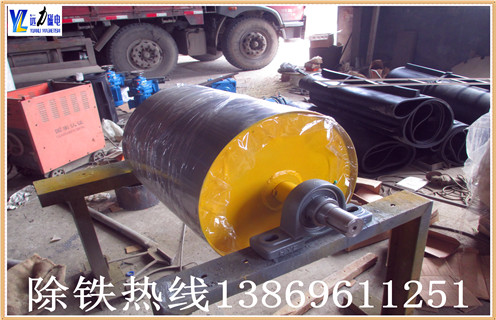 　　采用永磁滾筒的強(qiáng)磁處理碳酸鈣水效果顯著,高爐冷卻系統(tǒng)對于高爐正常生產(chǎn)和長壽至關(guān)重要.如果冷卻水有問題,在冷卻器水管內(nèi)部沉淀雜質(zhì)或結(jié)垢或被腐蝕,那么這些部位就會產(chǎn)生局部過熱現(xiàn)象,造成溫度的上升,無論冷卻器在設(shè)計上多么合理,終究擺脫不了被燒壞的命運(yùn).那什么能夠解決的這種棘手的問題呢?那就是永磁滾筒,接下來就由濰坊遠(yuǎn)力小編給大家介紹一下永磁滾筒如何運(yùn)用技術(shù)著手處理高爐循環(huán)冷卻水的. 　　采用永磁滾筒的強(qiáng)磁處理循環(huán)冷卻水可抑制碳酸鈣沉淀的生成,使得原來附著在管壁上的舊垢明顯脫落.經(jīng)過對試驗(yàn)數(shù)據(jù)的整理分析,得到磁化防垢效果的最佳方案為磁場強(qiáng)度為34000 Gs.磁處理能夠起到降低pH值的作用.冷卻水的pH值隨著時間的延長而增加,pH 值的增大將有助于垢的生成.研究表明永磁滾筒中的磁處理能夠減緩pH值的增長速度,故能起到防垢抑垢的作用.水樣靜止12h后pH值的變化規(guī)律與試驗(yàn)進(jìn)行中類似,說明磁處理具有“記憶效應(yīng)”.隨著時間的增加.水溫的升高,經(jīng)過磁場強(qiáng)度34000Gs處理的循環(huán)水的電導(dǎo)率下降的時間推后,使析出晶核的時間延長,抑制沉淀的產(chǎn)生